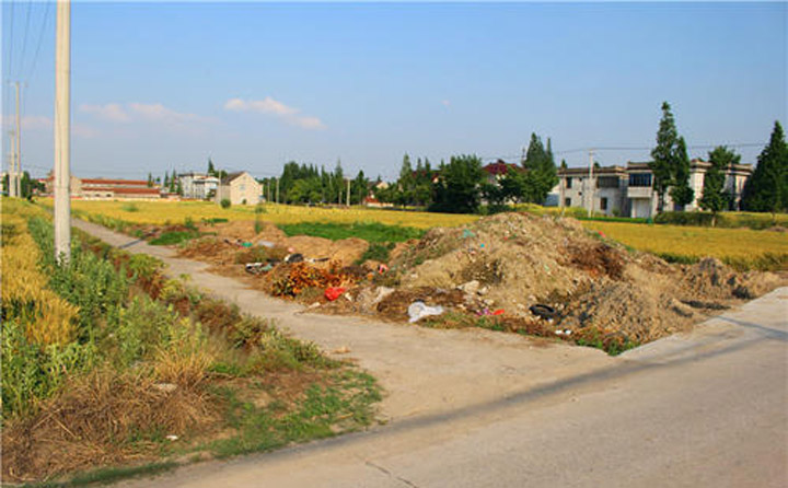 秸稈隨意堆放路邊 生物質茄子影视视频在线观看械