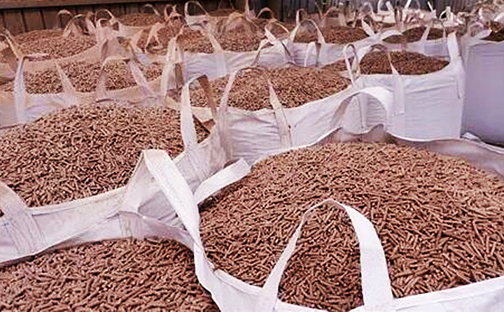 廢木材、秸稈、稻草、稻殼、花生殼、玉米芯、油茶殼、棉籽殼等經過粉碎、混合、擠壓、烘幹等工藝加工，便可“搖身一變”成為一種新型清潔燃料——生物質顆粒燃料